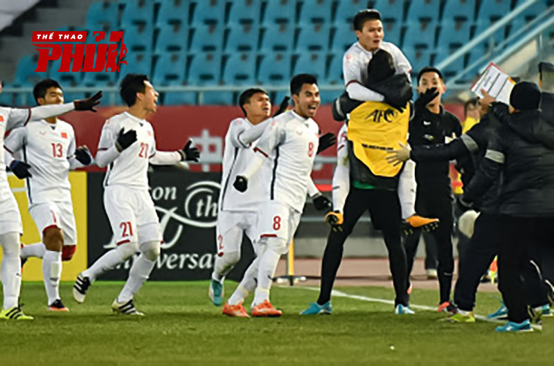 Quang Hải và các đồng đội ăn mừng sau bàn thắng gỡ hòa trước U23 Qatar