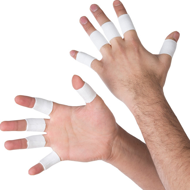 Quấn băng keo để bảo vệ khớp ngón tay khi thủ môn không sự dụng găng tay