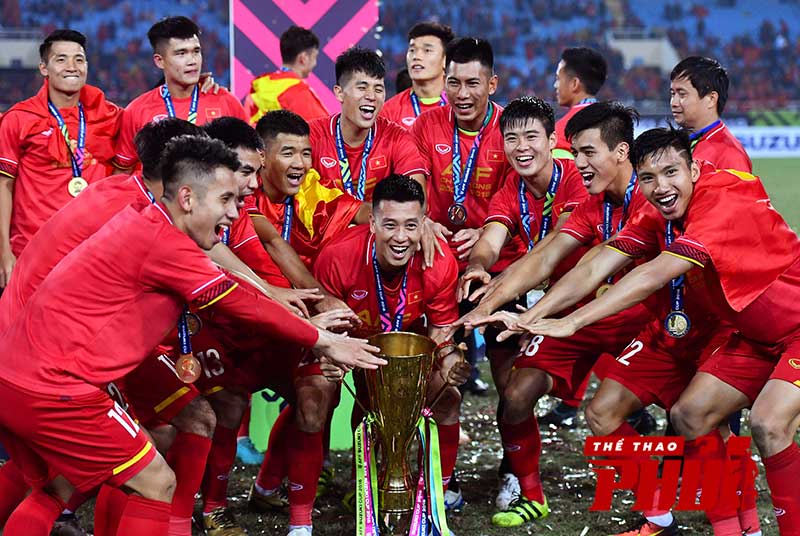 Đội tuyển Việt Nam nâng chiếc cúp vô địch