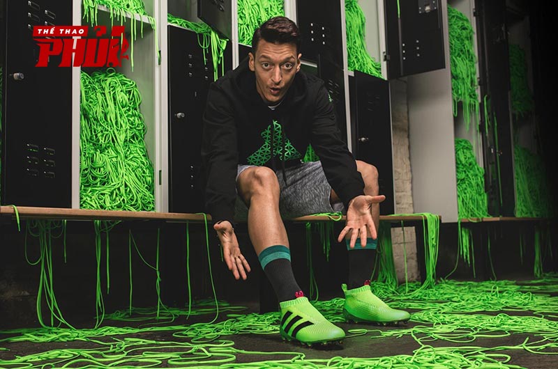 Đôi Adidas ACE 16+ trên chân của Mesut Ozil