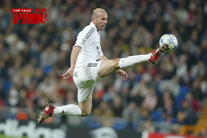Zidane đỡ bóng bước một