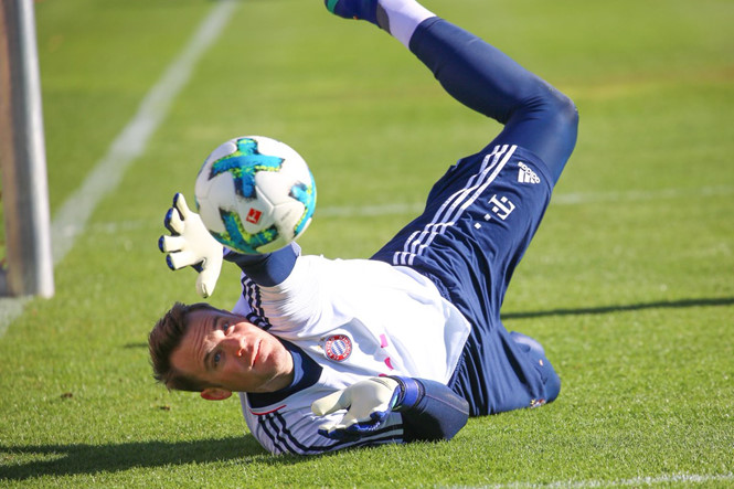 Manuel Neuer đang luyện tập kỹ thuật vồ bắt bóng