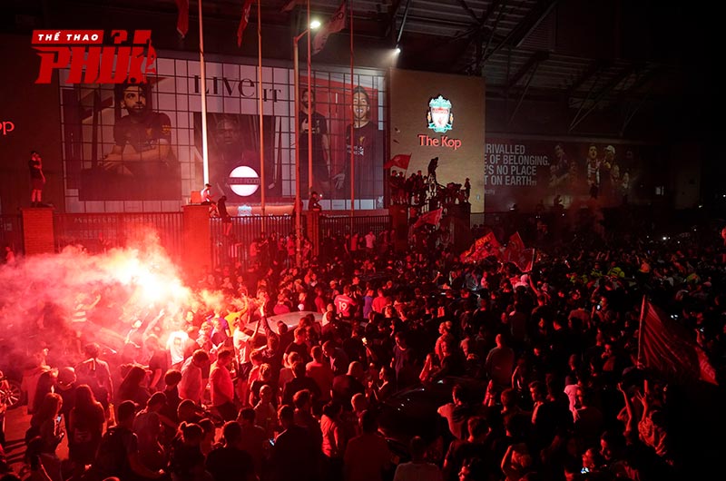 Người hâm mộ ăn mừng chức vô địch của Liverpool ngay sau khi Chelsea đánh bại Man City