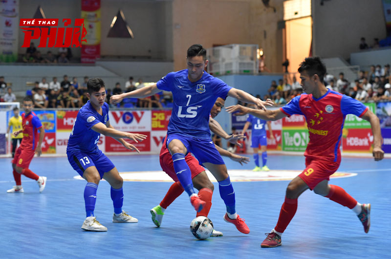 Các cầu thủ Futsal thường rất hay va chạm với nhau vì thi đấu trong không gian hẹp