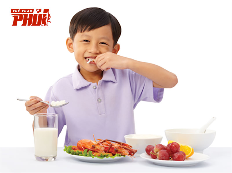 Ăn uống đầy đủ chất đinh dưỡng giúp trẻ phát triển toàn diện