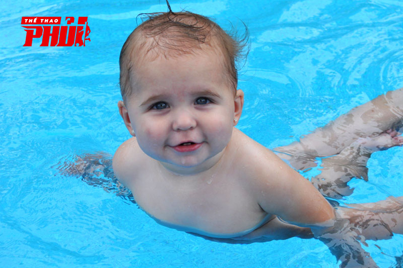 Bơi lội đem lại nhiều lợi ích cho trẻ em