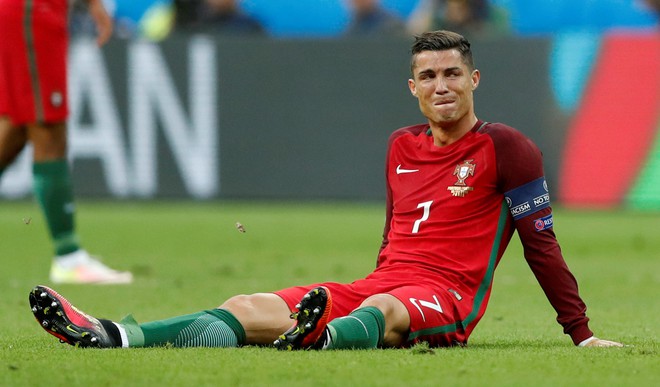 Ở chung kết Euro 2016, Ronaldo đã cố gắng ra sân khi đang chấn thương và anh phải rời sân khi chấn thương nặng thêm