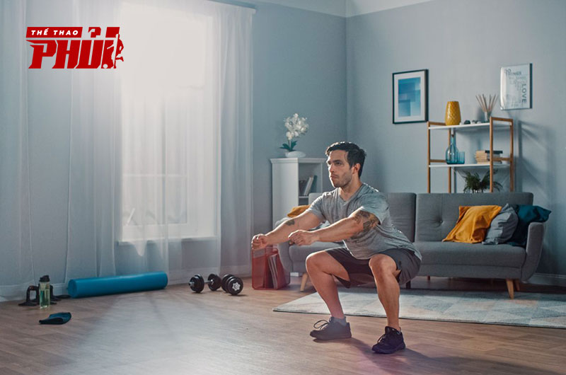 Squat là bài không thể thiếu khi tập Gym tại nhà