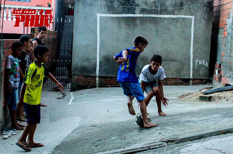 Trẻ em đang đá bóng đường phố tại São Paulo