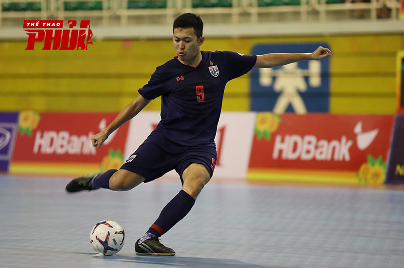 Giày Futsal thương hiệu Pan trên đôi chân của Pivo số 1 Thái Lan