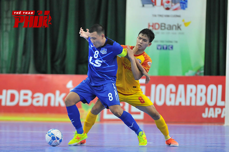 Đôi giày Futsal X Munich nổi bật trong chân của Pivo số 1 Việt Nam